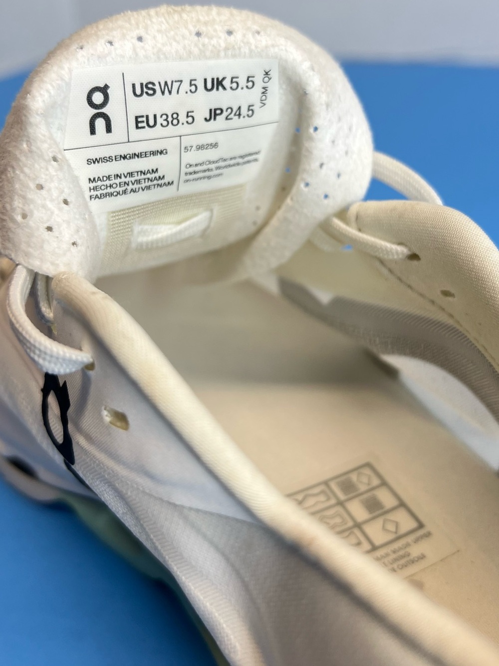 ON Cloudboom Echo Women's Undyed White/Mint 57.98255 Sz 7.5 New W/Defect No Box - Picture 13 of 16